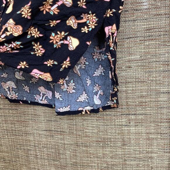 Mushroom print rayon blouse tie front - Picture 4 of 6